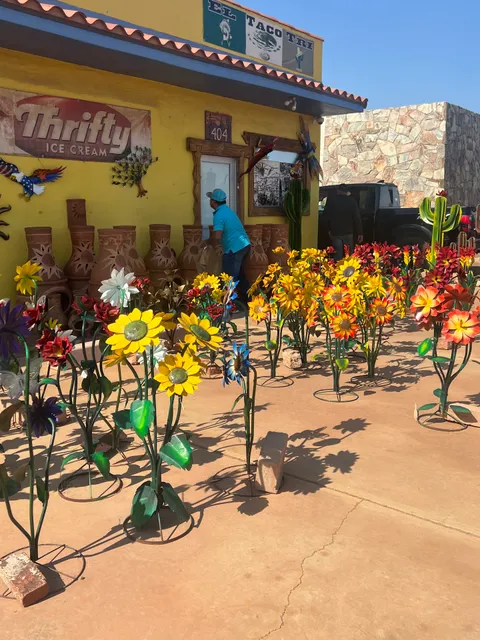 M&J Artesanías and Much More