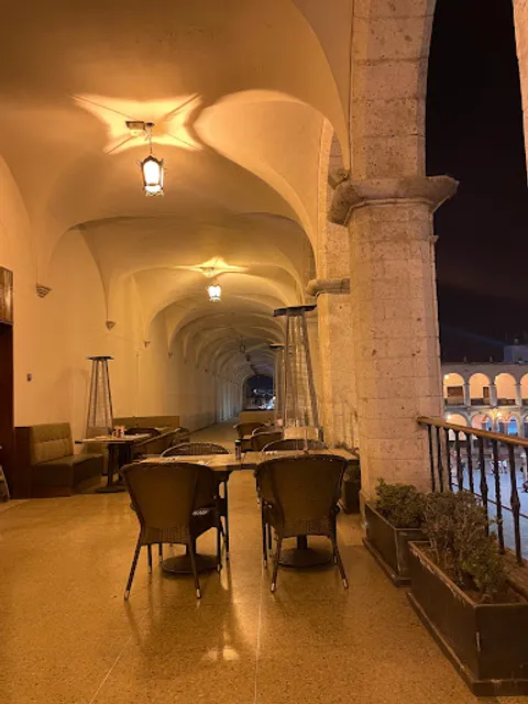 La Plaza Bar & Grill