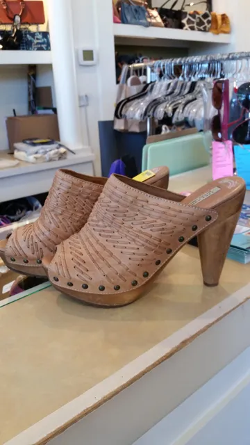 Megs & Mo Upscale Resale - a consignment shop