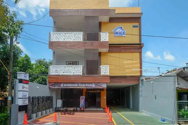 RedDoorz Plus near Patung Kuda Undip