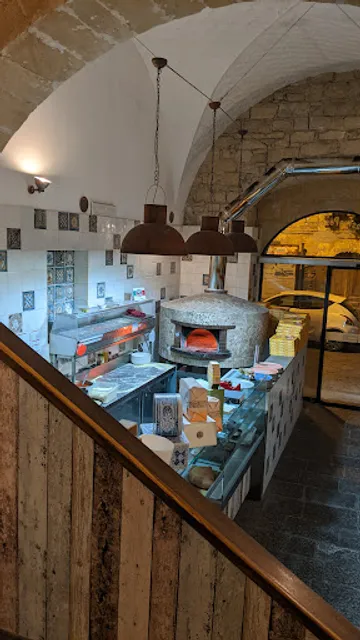 Seafood restaurant and pizzeria