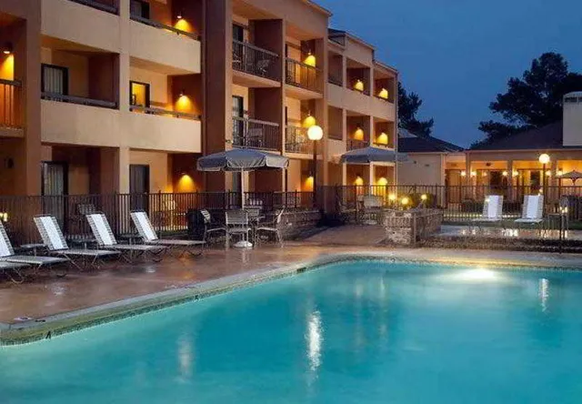 Courtyard by Marriott Savannah Midtown