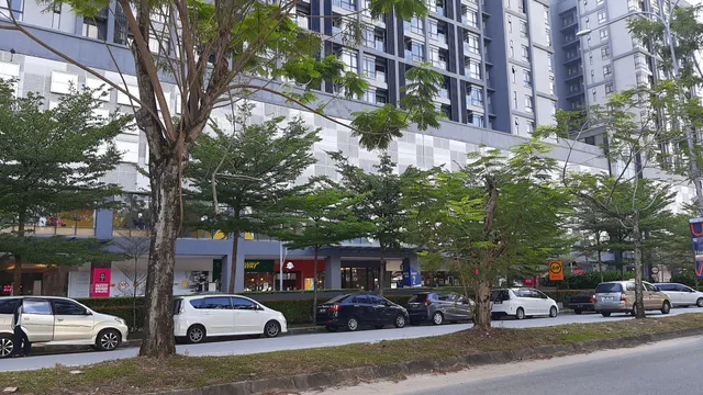 5th Avenue Utropolis Marketplace