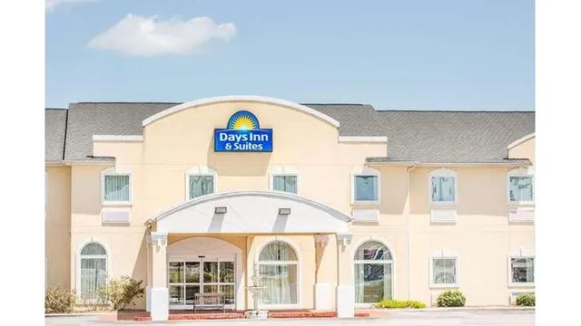 Days Inn & Suites by Wyndham Swainsboro