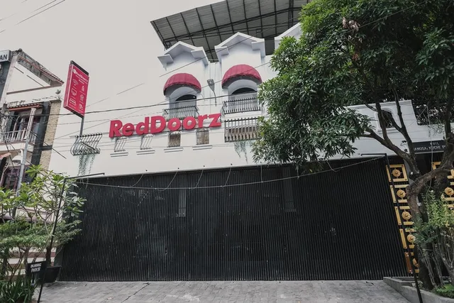 RedDoorz Plus near Universitas Darma Agung Medan