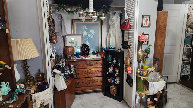 Whimzee's Antiques & Gifts