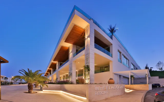 Hotel "White Lagoon"