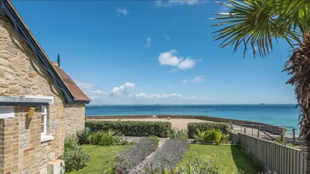 The Old Boat House - Seafront Holiday Cottage