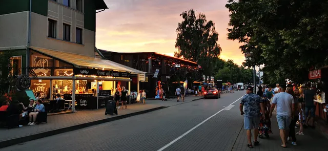 Akmuo ant akmens, vyno rusys-kavine-sveciu namai, Peva