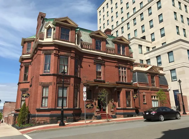 Chipman Hill Suites - 71 Sydney St