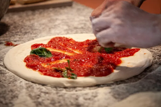 Voglia di PIZZA ★ Tonde CLASSICHE e MAXI ★ Pizza in TEGLIA al Trancio ★ Pizza AL METRO