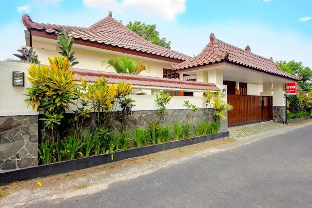 RedDoorz Syariah Omah Tentrem near Pakuwon Mall