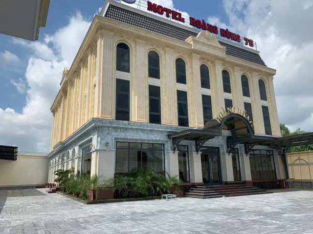 Khách sạn Hoàng Hùng