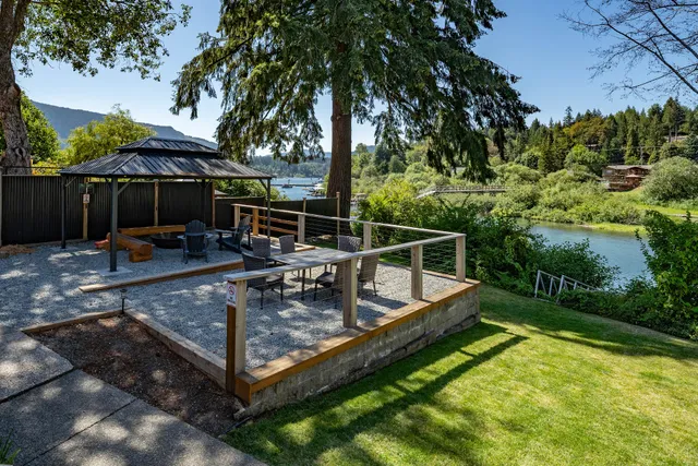 Riverside by Cowichan Lake Cottages