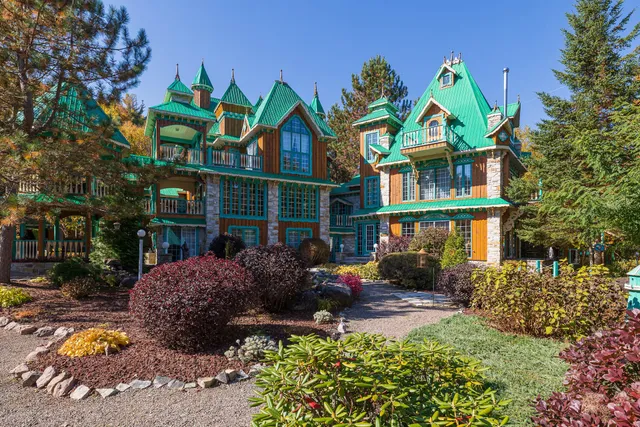 The cabins of the Sacacomie River