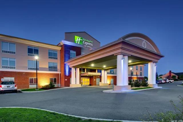 Holiday Inn Express & Suites Lancaster East - Strasburg by IHG