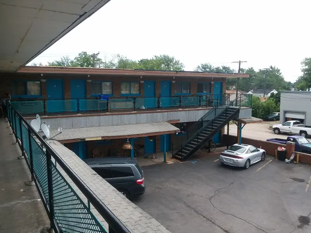 Suburban 53 Motel