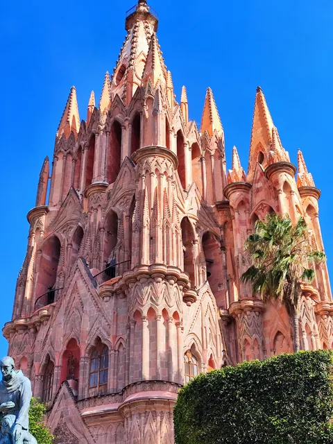 Explanada del Jardín Principal Allende
