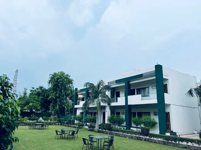 Hotel Whistling Greens Moga