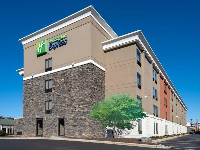 Holiday Inn Express & Suites Greensboro-(I-40 @ Wendover) by IHG