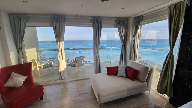 Paradise Beachfront & Nightlife Heart