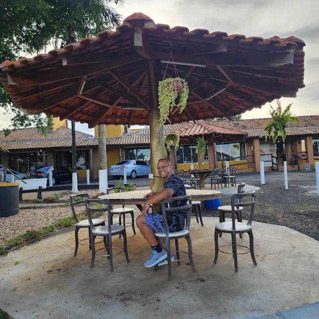 Porco Caipira - O Verdadeiro Pão com Linguiça