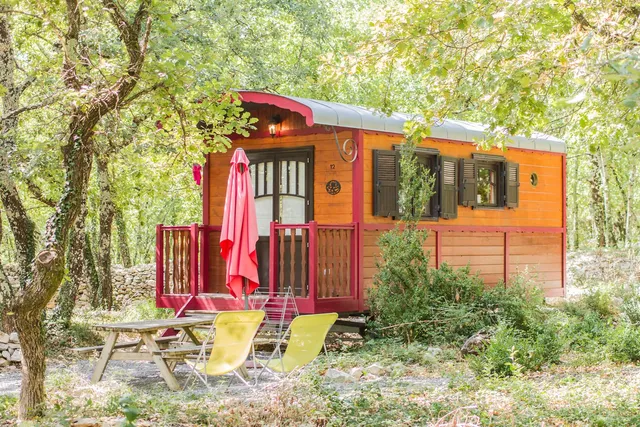 Roulottes et Cabanes de Saint Cerice / gite, HEBERGEMENT, cabane INSOLITE, SPA privatif et SAUNA en ARDECHE