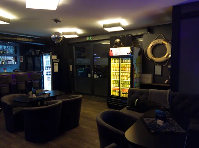 C'est la Vie Café & Sportsbar