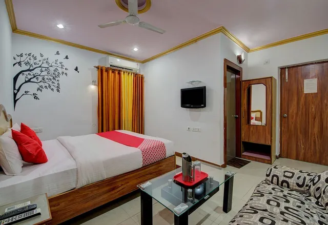 OYO 4275 Hotel Sunraj Residency