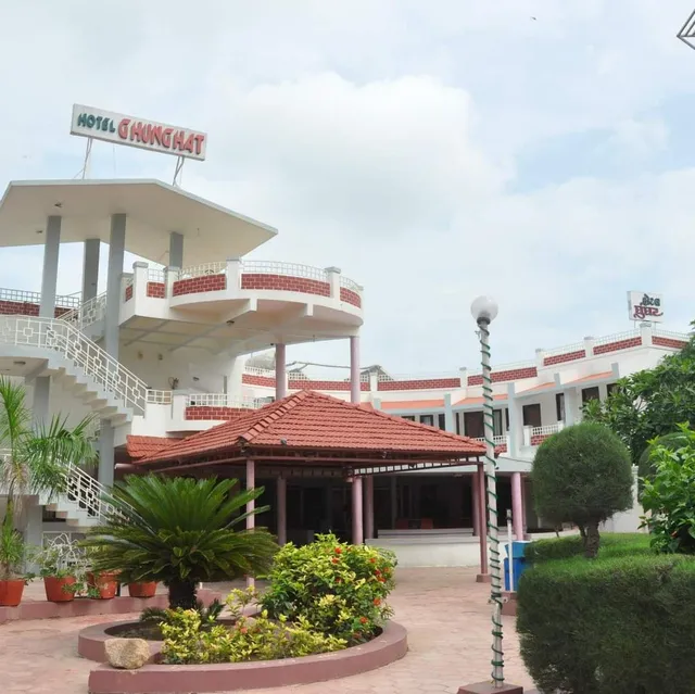 Ghunghat Hotel