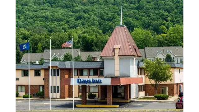 Days Inn by Wyndham Berlin Meriden