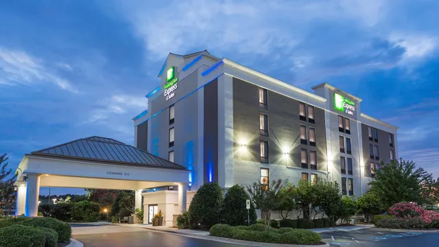 Holiday Inn Express & Suites Wilmington-University Ctr by IHG