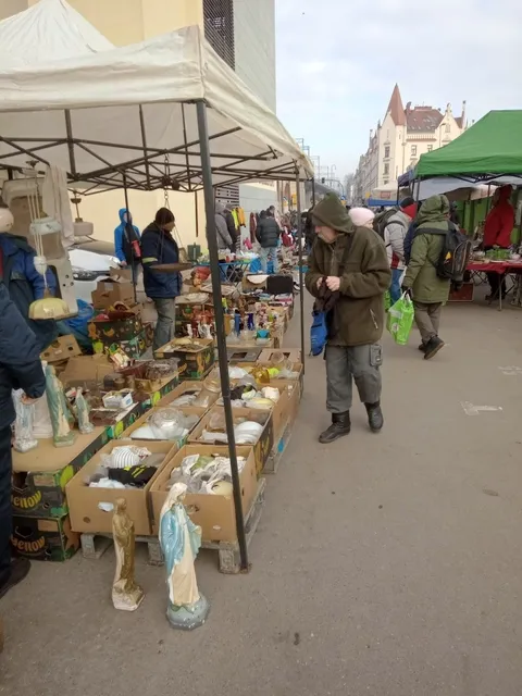 Targ staroci pod Halą Targową