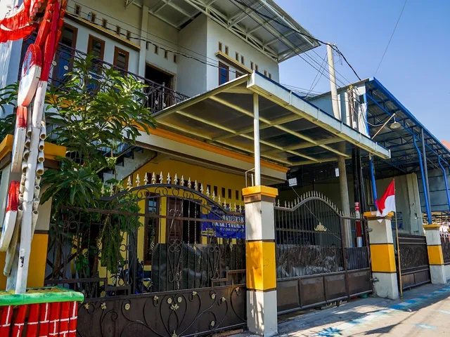 OYO 93161 Nurul Hikmah Homestay Syariah & Sport Center