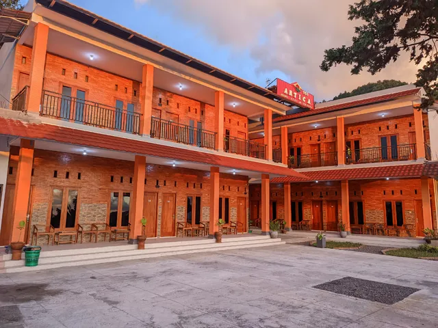 ARTICA HOTEL DAN HOMESTAY