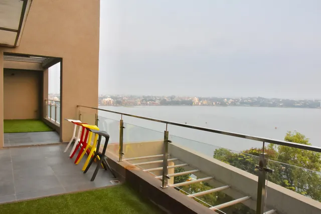 Grey Stone - Lakefront Penthouse (Homestay - Family Rooms)