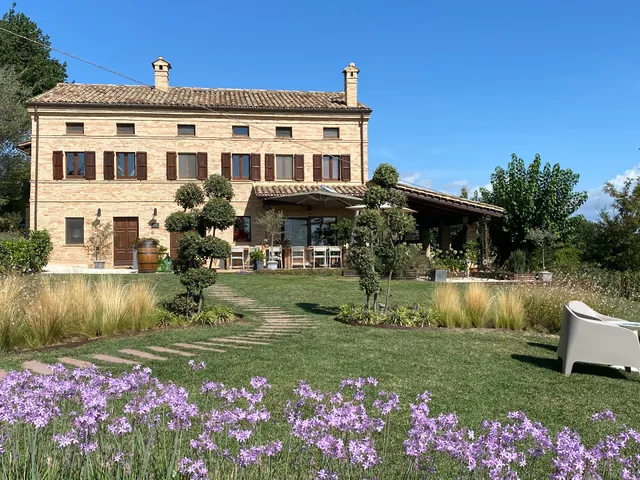 La Vecchia Scuola luxe Bed and Breakfast met zwembad in Le Marche Italië