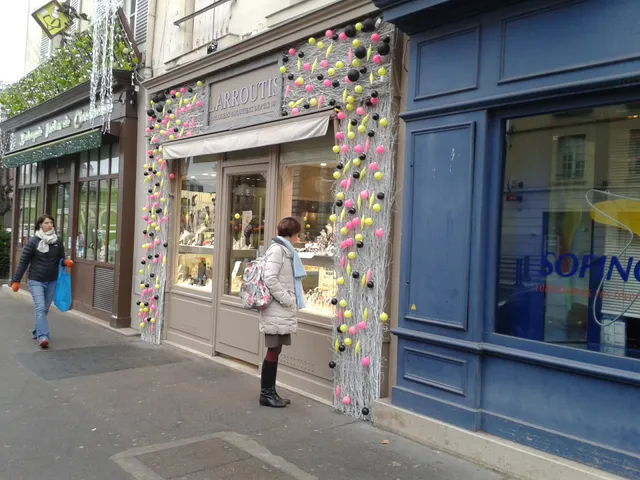 Bijouterie Larroutis.