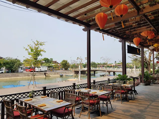 "Lồng Đèn" Restaurant