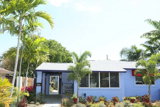 Fantasy Island Inn Caters to Men