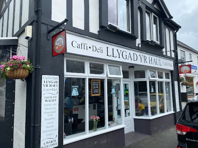 Caffi Deli Llygad Yr Haul