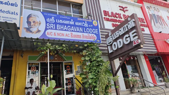 Shri Bhagavan Lodge room stay