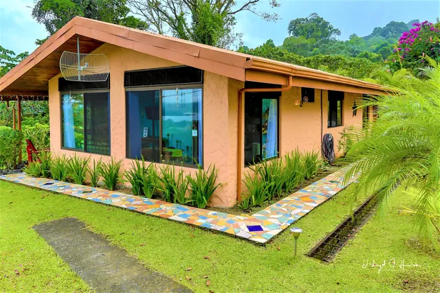 Encantada Guest House & Encantada Arenal BnB