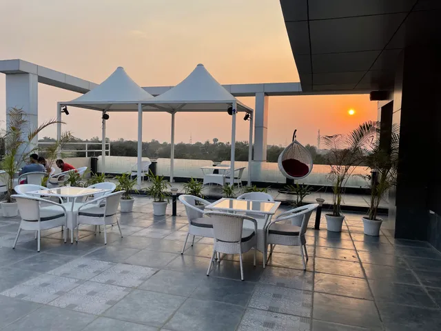 Hotel Meenakshi Rooms & Rooftop Restaurant