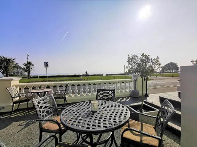 The Cliffe Lounge Bar & Kitchen