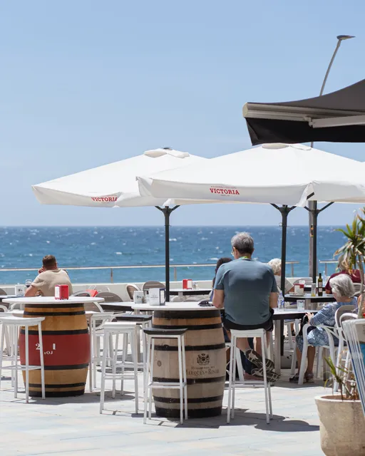 Paralelo 36 GastroBeach - Restaurante frente a la playa en Estepona, Terraza, Comida y Bebida