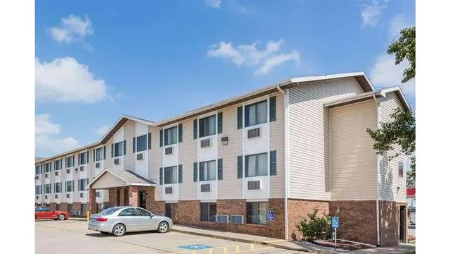 Super 8 by Wyndham Manhattan KS