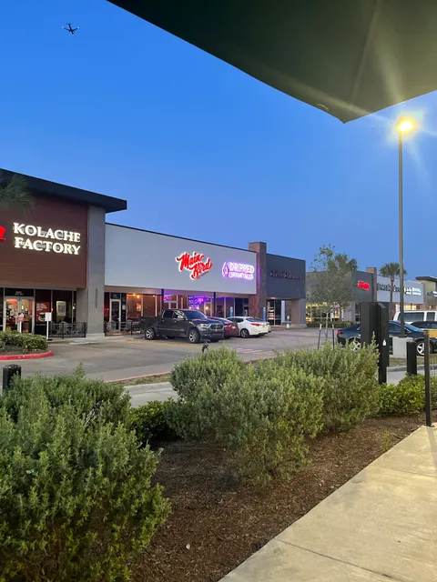 Main Bird Hot Chicken - Pearland
