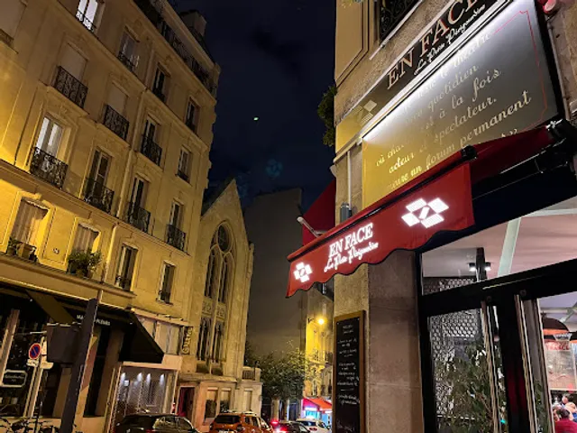 En Face de La Petite Périgourdine