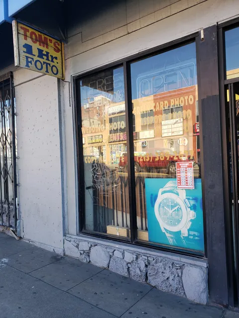 Tom's One Hour Photo Studio & Lab